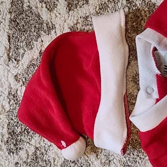 4 for $28 - H&M Infant 2-6m Red 2-piece Santa Suit - Picture 3 of 5